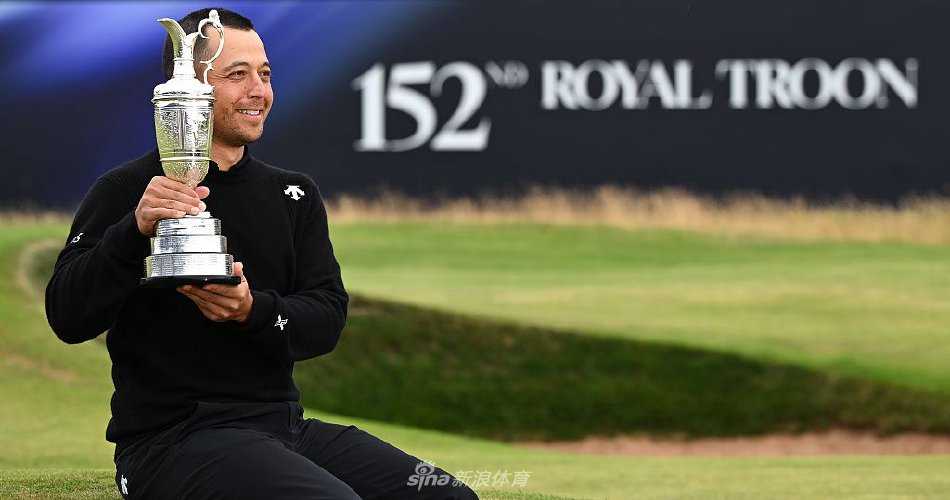 皇家伯克戴尔的逆袭传奇:谢奥菲勒捧起葡萄壶奖杯的荣耀时刻 谢奥菲勒在关键推杆进洞后,与球童激动拥抱,两人笑容灿烂,背景是典型的林克斯球场沙坑与起伏的草丘。