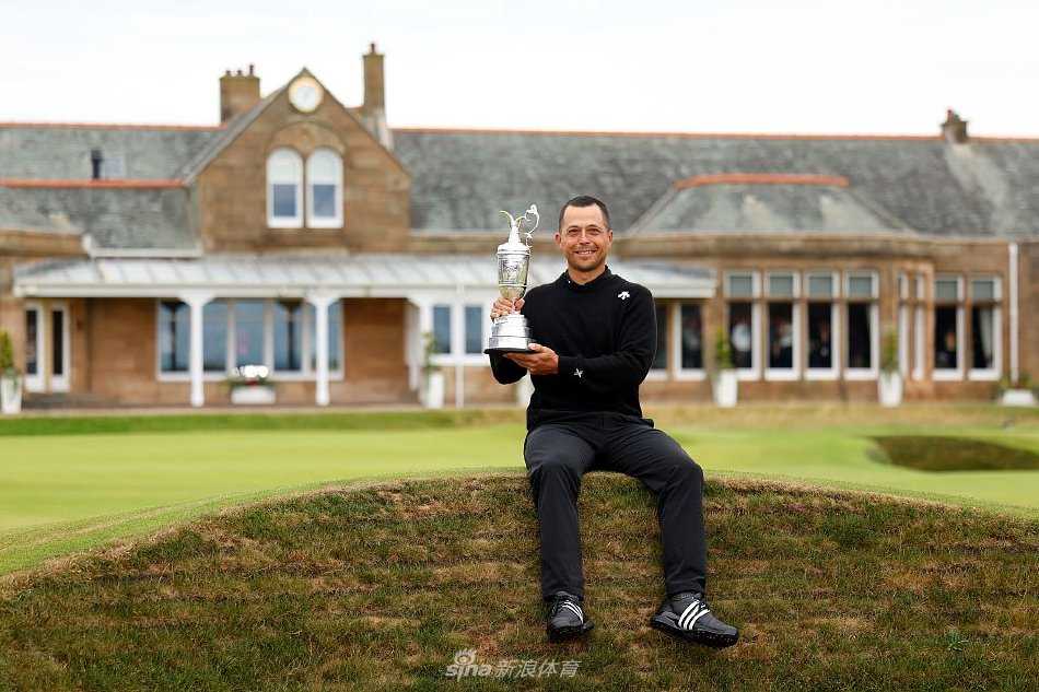 皇家伯克戴尔的逆袭传奇:谢奥菲勒捧起葡萄壶奖杯的荣耀时刻 赞德·谢奥菲勒在第十八洞果岭紧握双拳,仰天怒吼,身后是英国公开赛标志性的金色夕阳与沸腾的观众席。