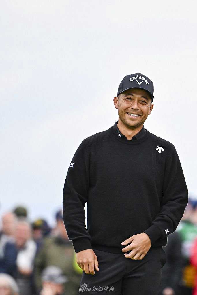 皇家伯克戴尔的逆袭传奇:谢奥菲勒捧起葡萄壶奖杯的荣耀时刻 夕阳下,谢奥菲勒独自肩扛奖杯走向更衣室,长长的影子拖在球道上,象征着一个伟大征程的结束与新时代的开始。