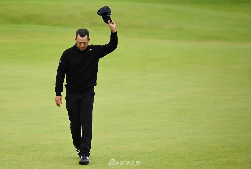 皇家伯克戴尔的逆袭传奇:谢奥菲勒捧起葡萄壶奖杯的荣耀时刻 冠军推杆瞬间,谢奥菲勒轻抚推杆,目光如炬地盯着小白球滚向洞杯,周围观众屏息凝神,气氛紧张到极致。