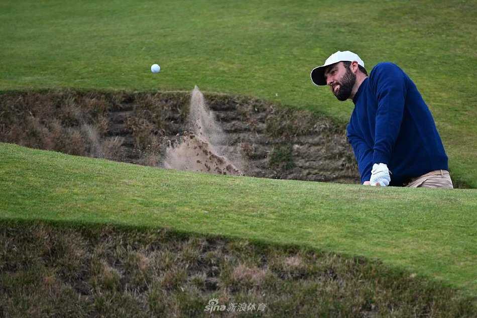 皇家伯克戴尔的逆袭传奇:谢奥菲勒捧起葡萄壶奖杯的荣耀时刻 谢奥菲勒与家人共享冠军喜悦,妻子与孩子环绕身旁,温馨的笑容与奖杯的光芒交织成最动人的胜利画卷。