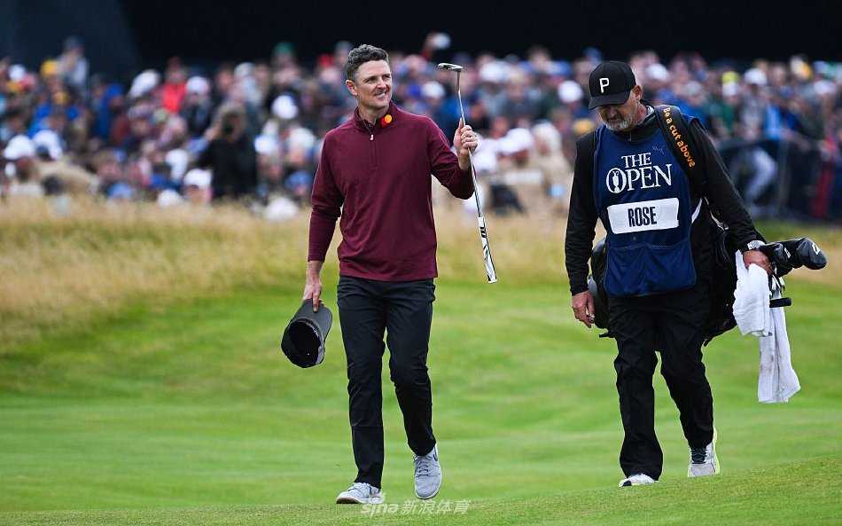 皇家伯克戴尔的逆袭传奇:谢奥菲勒捧起葡萄壶奖杯的荣耀时刻 谢奥菲勒高举奖杯向全场致意,身后是并肩作战的竞争对手们,共同分享着高尔夫运动特有的尊重与荣耀。