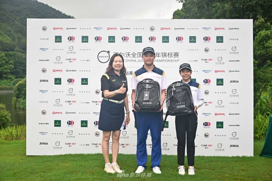 沃尔沃全国青少年高尔夫挑战赛广州启幕 方泽乾刘宇婕首站折桂 刘宇婕在决赛轮果岭边专注推杆,眼神坚定,身后是南沙球场开阔的绿茵与水障碍