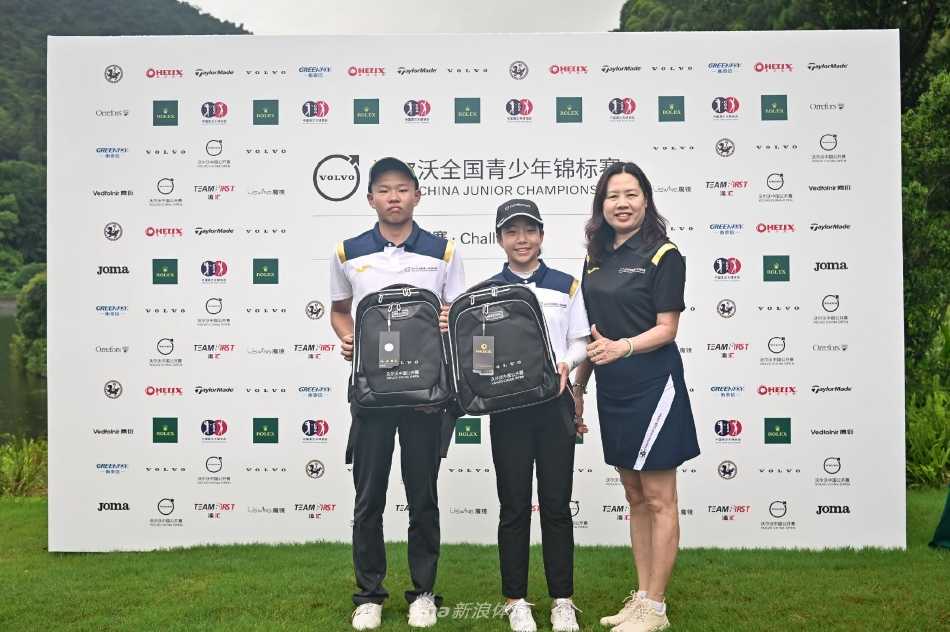 沃尔沃全国青少年高尔夫挑战赛广州启幕 方泽乾刘宇婕首站折桂 方泽乾在颁奖典礼上高举冠军奖杯,笑容灿烂,身后彩带飘落瞬间定格荣耀时刻