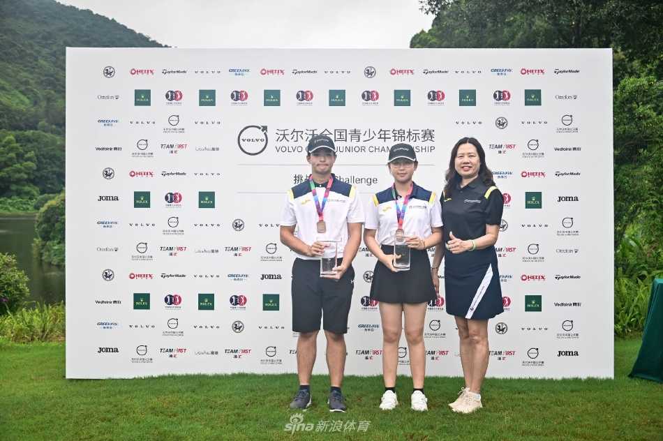沃尔沃全国青少年高尔夫挑战赛广州启幕 方泽乾刘宇婕首站折桂 小球员在沙坑中救球,沙砾飞扬瞬间展现高超的短杆技巧与沉着心态