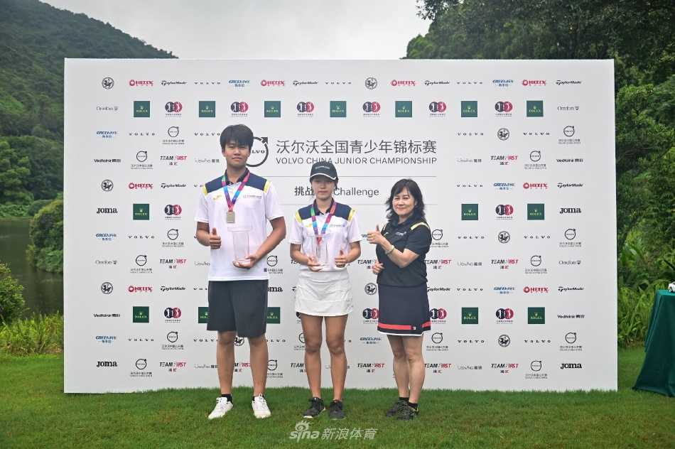 沃尔沃全国青少年高尔夫挑战赛广州启幕 方泽乾刘宇婕首站折桂 选手在树林环绕的球道中谨慎选杆,阳光透过枝叶洒在年轻的脸庞上