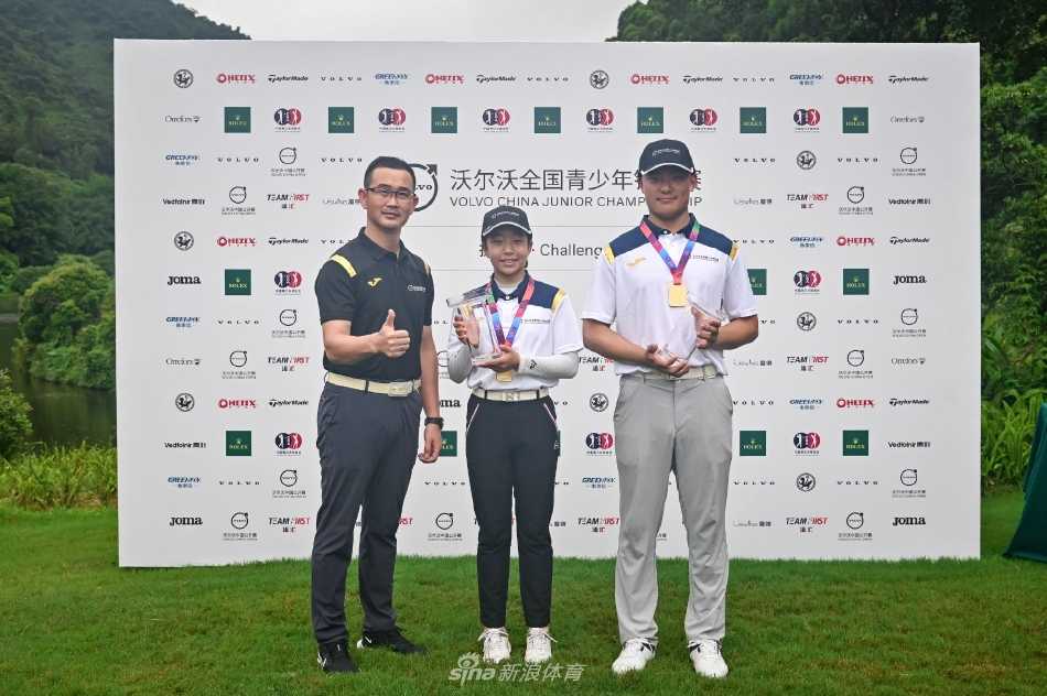 沃尔沃全国青少年高尔夫挑战赛广州启幕 方泽乾刘宇婕首站折桂 刘宇婕与同组球员并肩走下球道,夕阳将她们的身影拉长,画面充满友谊与 camaraderie