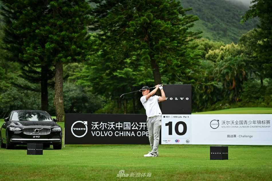 赛事工作人员为小选手登记成绩，严谨细致的工作保障了比赛的公平与顺畅