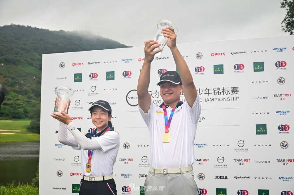 沃尔沃全国青少年高尔夫挑战赛广州启幕 方泽乾刘宇婕首站折桂 冠军方泽乾在比赛中完成一次漂亮的长推后,握拳轻声庆祝,喜悦之情溢于言表