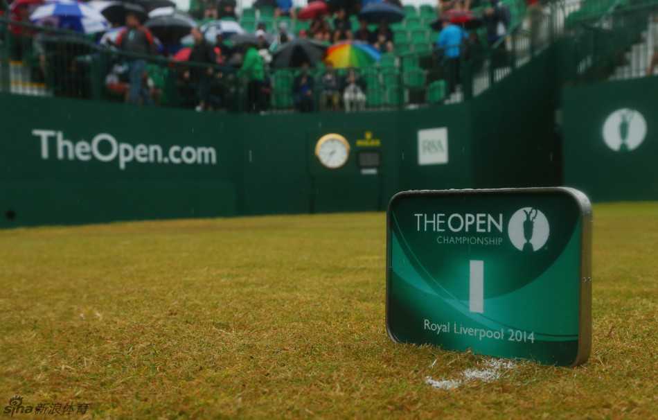 布兰登-格雷斯顶风冒雨坚定开球，球杆划破雨幕的瞬间