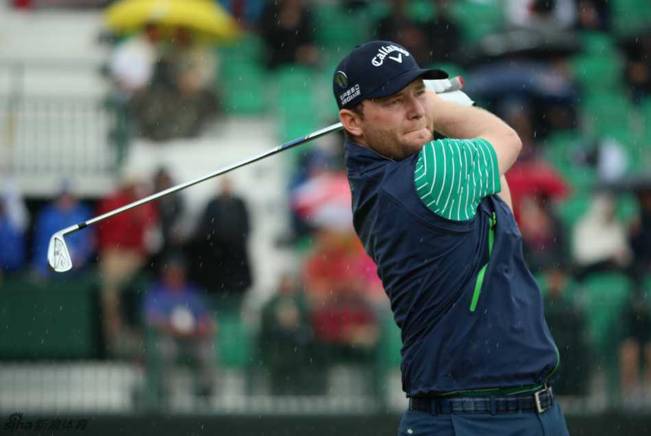 杜夫纳身着明黄色雨衣在积水的球道上准备击球