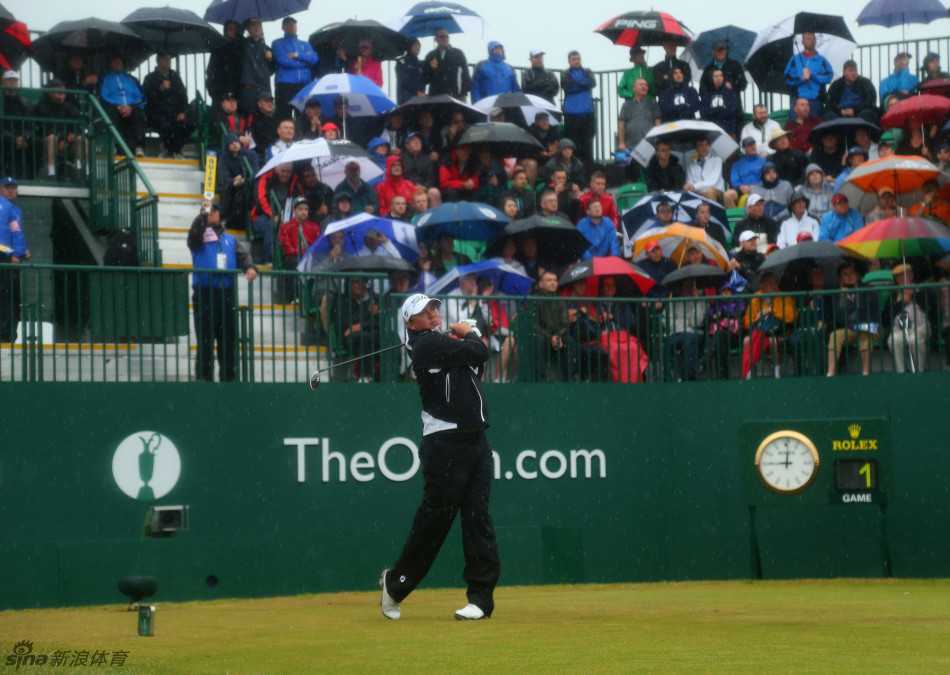 观众席上五彩雨伞连成一片，如雨中盛开的花朵
