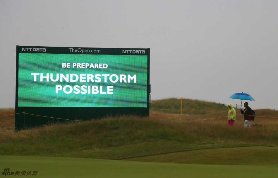 官方雷雨警告牌在风中挺立，红字警示格外醒目