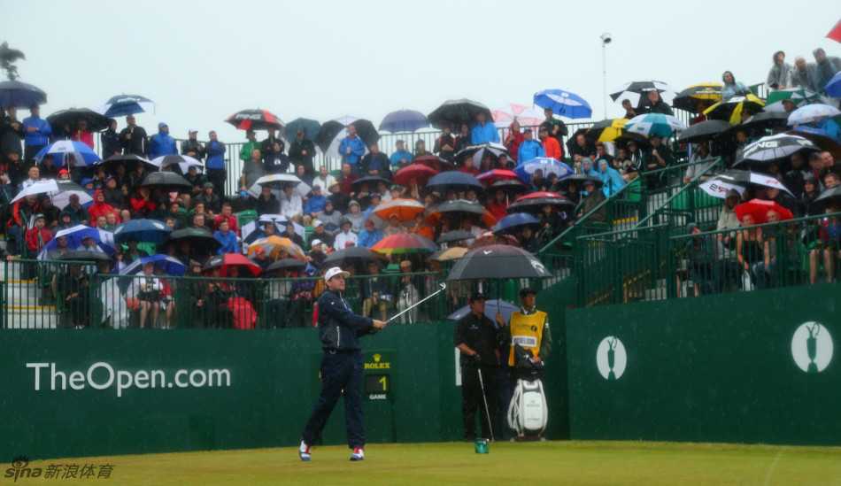 米克尔森在雨中凝神观察球线，帽檐下是专注的面容