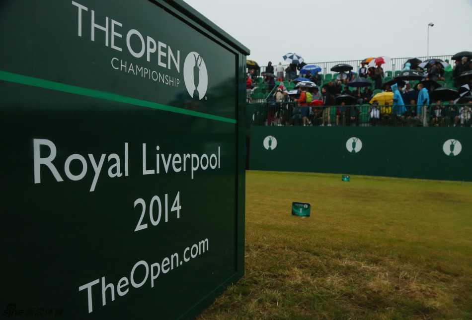 皇家利物浦俱乐部标志在阴沉天空下格外醒目，宣告着赛事的庄严