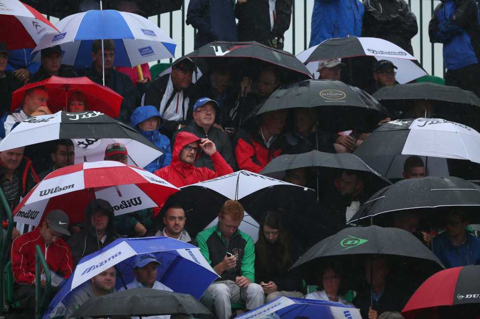 麦克道尔在观众注目下沉稳开球，雨水打湿了他的面颊