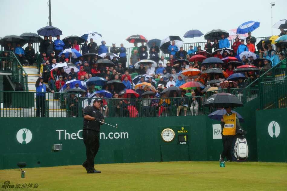 比赛计分牌在雨水中倒映出斑斓色彩，记录着不凡的一天