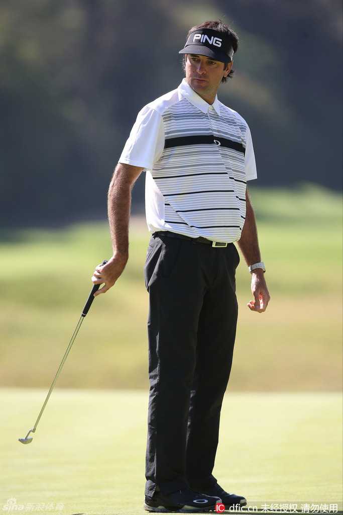 巴巴·沃森在里维埃拉第18洞果岭凝视推杆线，神情专注，冠军悬念在此一举