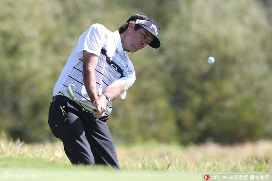 达斯汀·约翰逊在球道上全力挥杆，肌肉线条彰显力量，白球如箭般飞向远方的果岭