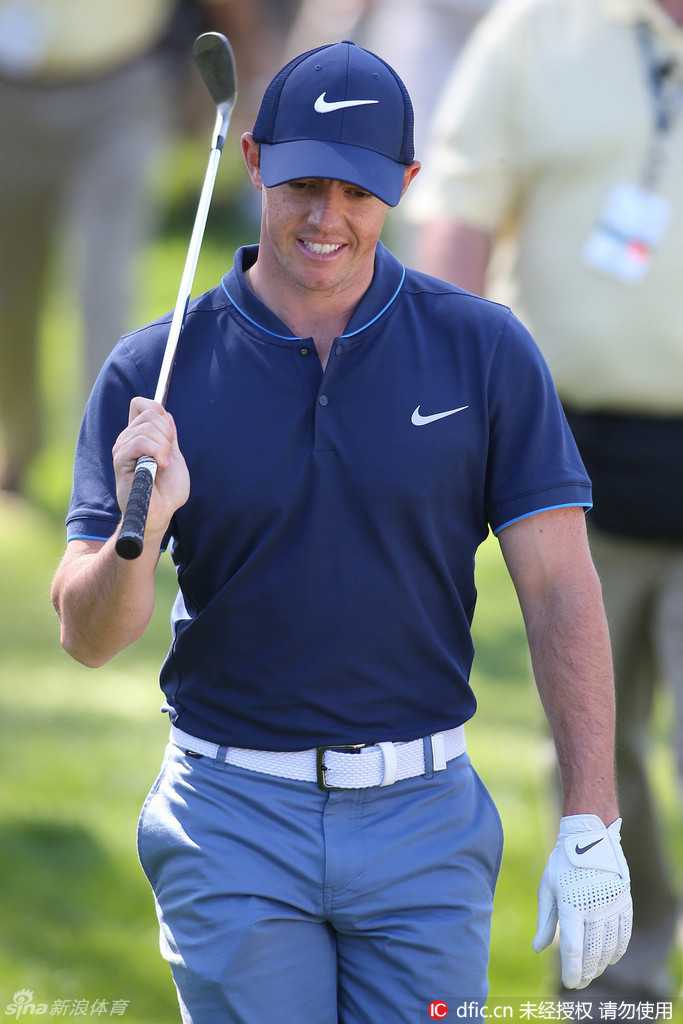 亚当·斯科特在沙坑中优雅救球，沙砾飞扬瞬间展现顶级球手对击球力度和角度的完美控制