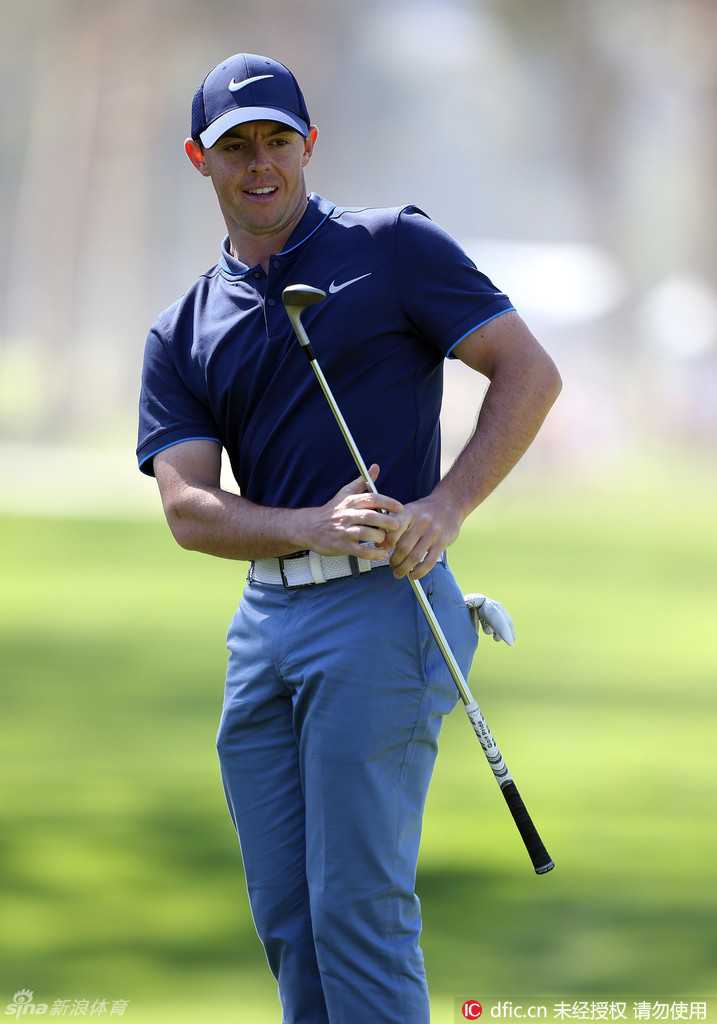 观众聚集在里维埃拉标志性的眺望台旁，屏息凝神观看果岭上的推杆，赛场气氛紧张而热烈