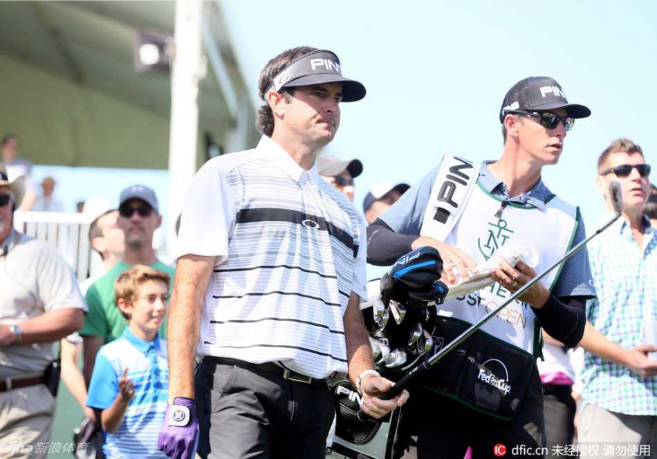 夕阳下，里维埃拉俱乐部会所与古老树木的剪影，衬托出这项赛事的悠久历史与传统