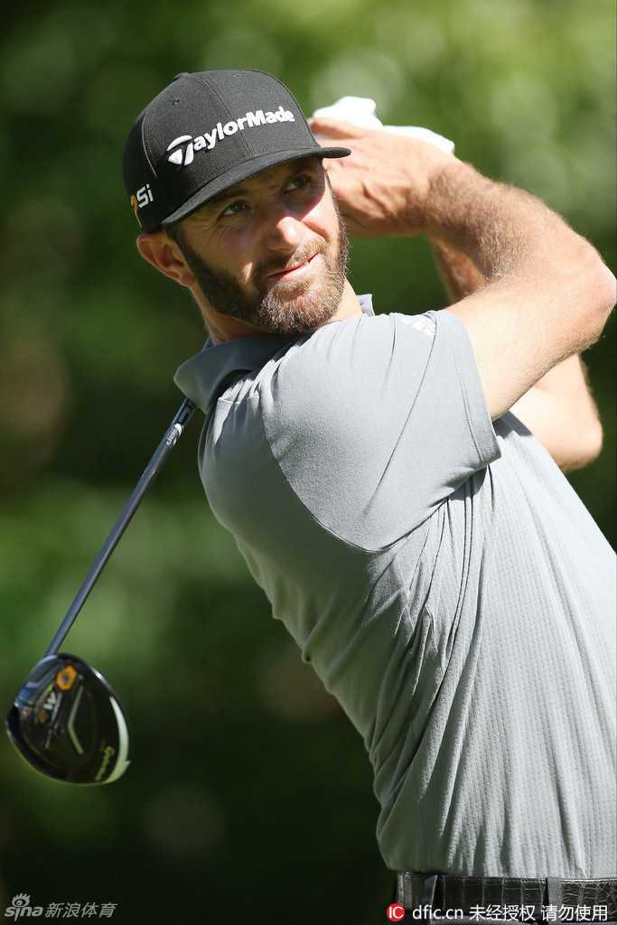 颁奖时刻，巴巴·沃森高举冠军奖杯绽放笑容，家人与团队围绕身旁，共享胜利喜悦