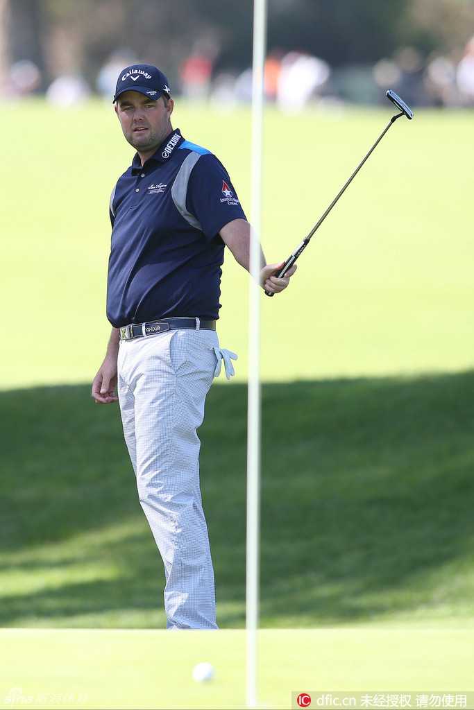 里维埃拉球场第10洞开球台全景，球道蜿蜒伸向远方，尽显这座经典球场的战略设计与自然之美