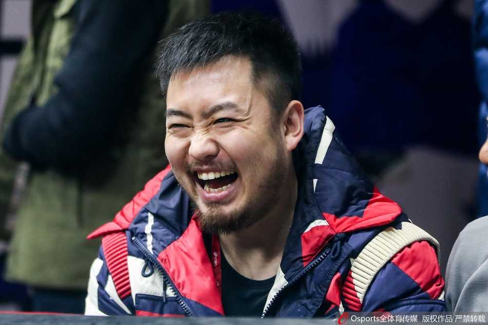 睢冉的青春修炼手册:从太原少年到CBA“美髯公”的蜕变之路 少年睢冉面庞青涩稚嫩,眼神却透着超出年龄的坚毅,身穿简约运动上衣,宛如邻家初长成的篮球少年,安静地望向远方。