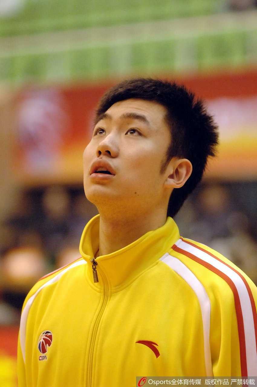 睢冉的青春修炼手册:从太原少年到CBA“美髯公”的蜕变之路 镜头捕捉到睢冉训练间隙的回眸,汗水打湿了额前碎发,皮肤在灯光下显得格外通透,清澈的目光中透着一股不服输的少年心气。