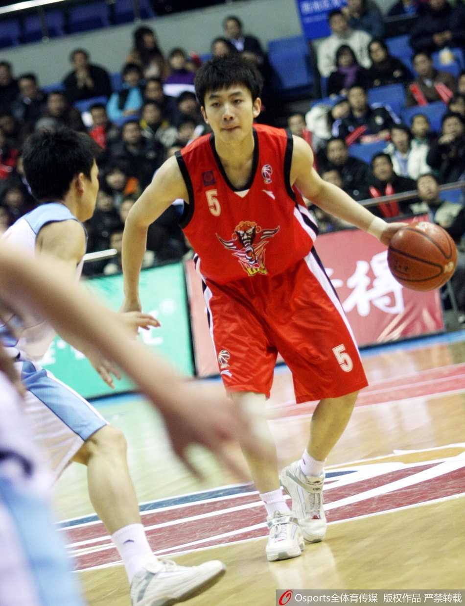 睢冉的青春修炼手册:从太原少年到CBA“美髯公”的蜕变之路 面对镜头,睢冉露出一抹略带羞涩的温暖笑意,五官立体清秀,干净的气质与后来球场上的“大胡子”硬汉形象形成鲜明而有趣的对比。