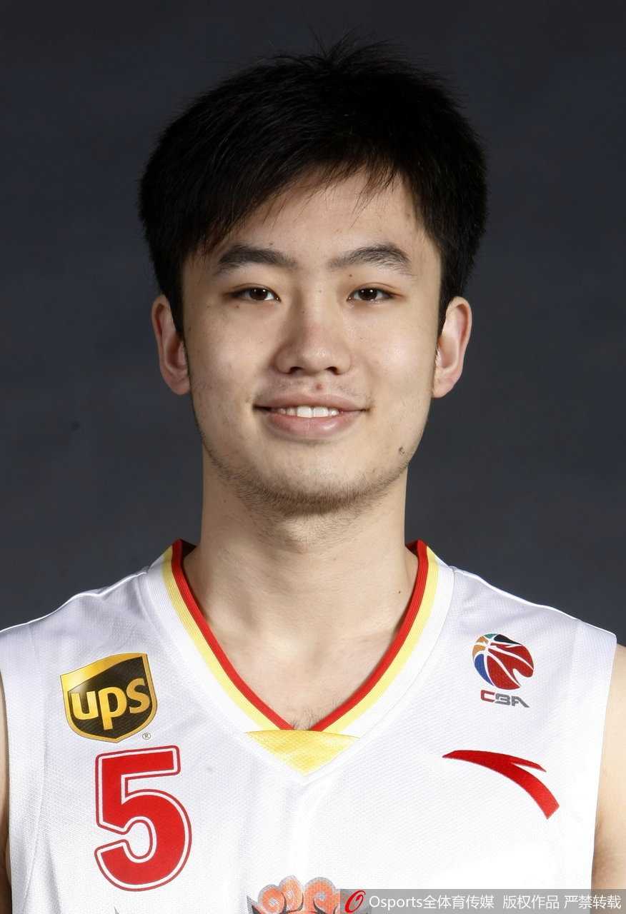 睢冉的青春修炼手册:从太原少年到CBA“美髯公”的蜕变之路 睢冉身穿国家队红色战袍,身姿挺拔,目光炯炯地凝视着赛场,此刻的他已褪去稚嫩,举手投足间皆是属于国手的自信与沉稳。