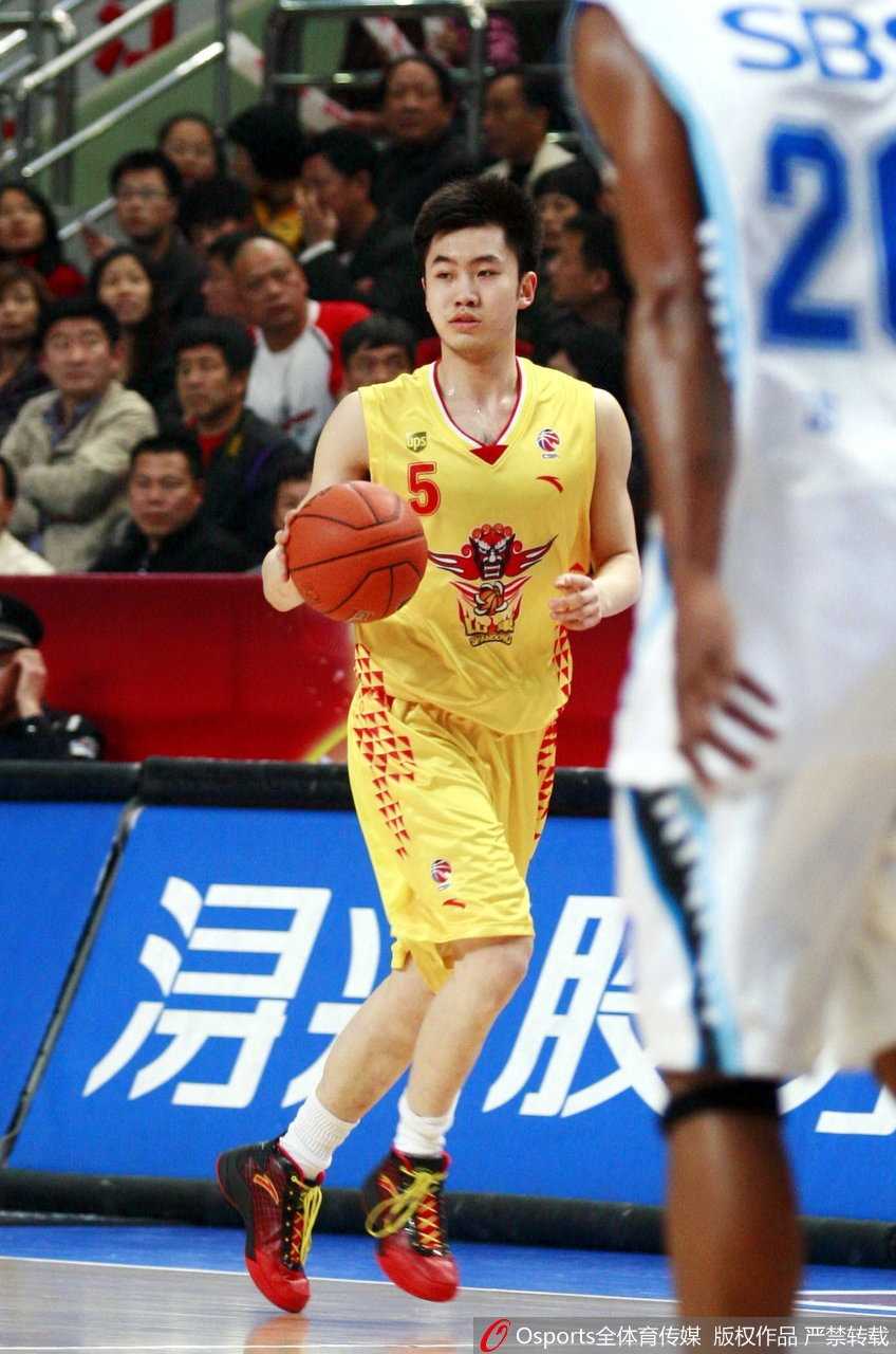 睢冉的青春修炼手册:从太原少年到CBA“美髯公”的蜕变之路 睢冉在场上持球突破的瞬间,身姿矫健,肌肉线条初显,眼神专注于前方,仿佛随时准备冲破一切阻碍,奔赴心中的篮球山海。