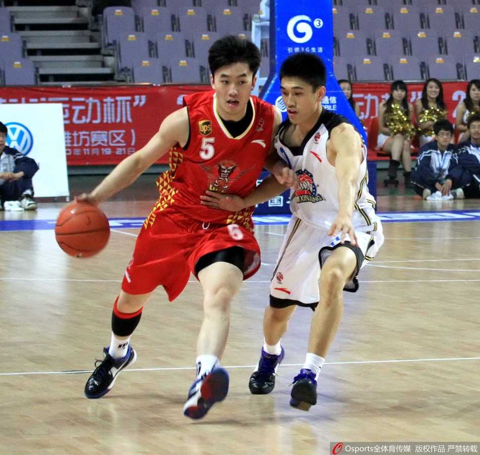 睢冉的青春修炼手册:从太原少年到CBA“美髯公”的蜕变之路 这张照片中,睢冉与队友并肩而立,神情轻松愉快,眉宇间仍保留着学生时代的质朴气息,阳光洒在脸上,定格了他最美好的青春年华。