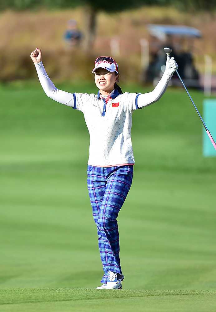 李美林闭目俯身，深情亲吻冠军奖杯，睫毛在阳光下投出幸福的阴影