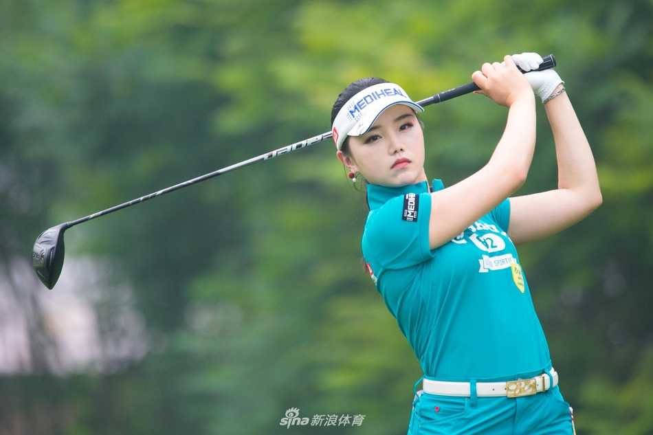 石昱婷屏息凝神，在果岭边细致观察推杆线路，眼神专注如鹰