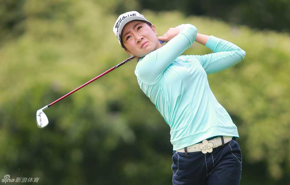 沙坑争锋记 金蔓从长草中果断击球,球杆划过浓密草叶的阻力清晰可感,这是技术与力量的另一次考验