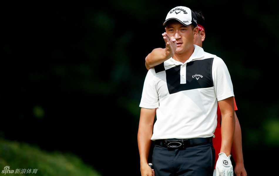 沙坑争锋记 沙坑中轰然溅起一团金色沙雾,如同小型爆炸,彰显着击球瞬间凝聚的爆发力