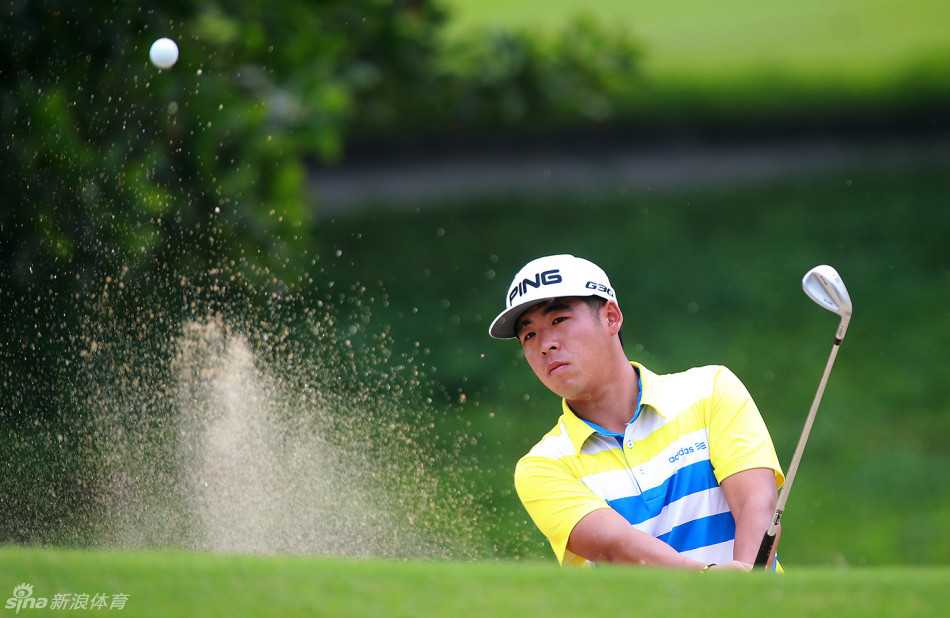 沙坑争锋记 罗学文屈膝凝神,球杆即将划破沙面,一场精准的拯救行动就此开始