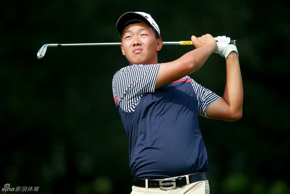 沙坑争锋记 张芸杰紧锁眉头凝视球道,神情专注得仿佛周遭世界都已凝固,手中紧握的球杆是她破局的唯一武器