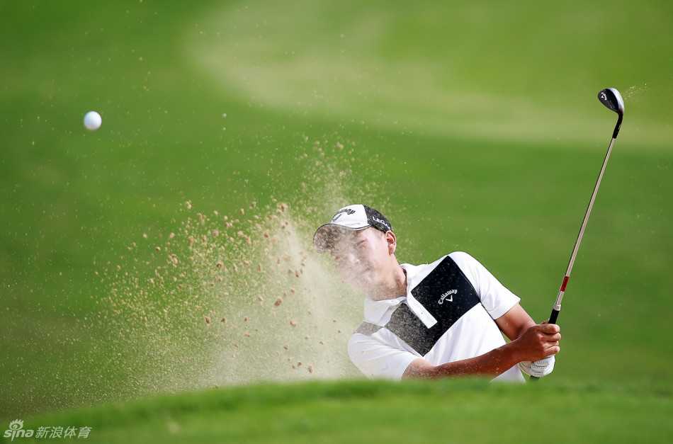 沙坑争锋记 李茜娅的收杆姿态稳定而舒展,身体重心完美过渡,目光追随着球飞向果岭的轨迹