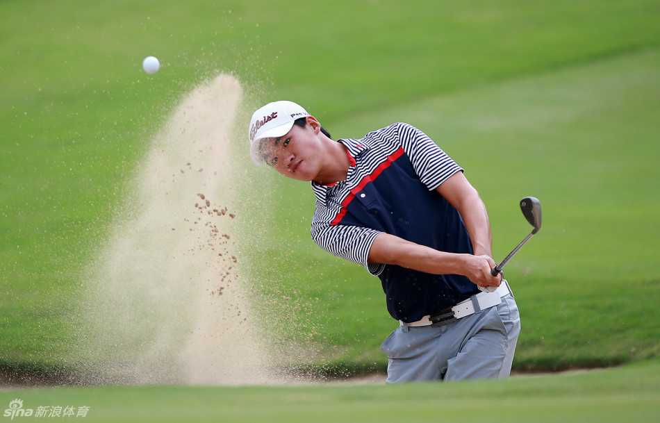 金蔓的收杆动作干净利落，双手高高举起，身体完全转向目标，仿佛一位舞者完成了最后一个定格姿态