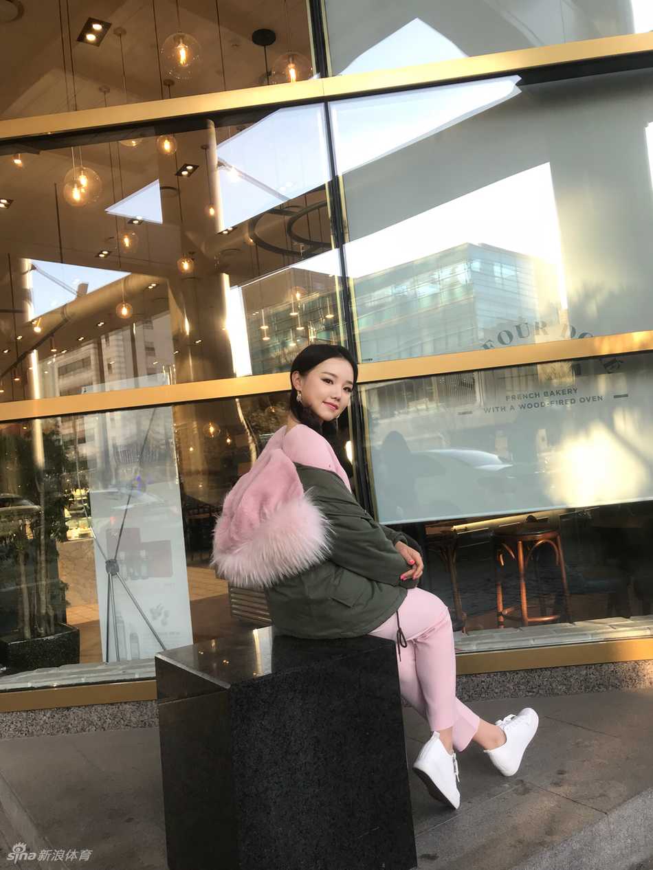 石昱婷与好友在首尔享受闲暇时光，画面洋溢着轻松愉快的氛围，定格了青春作伴、分享快乐的动人瞬间。