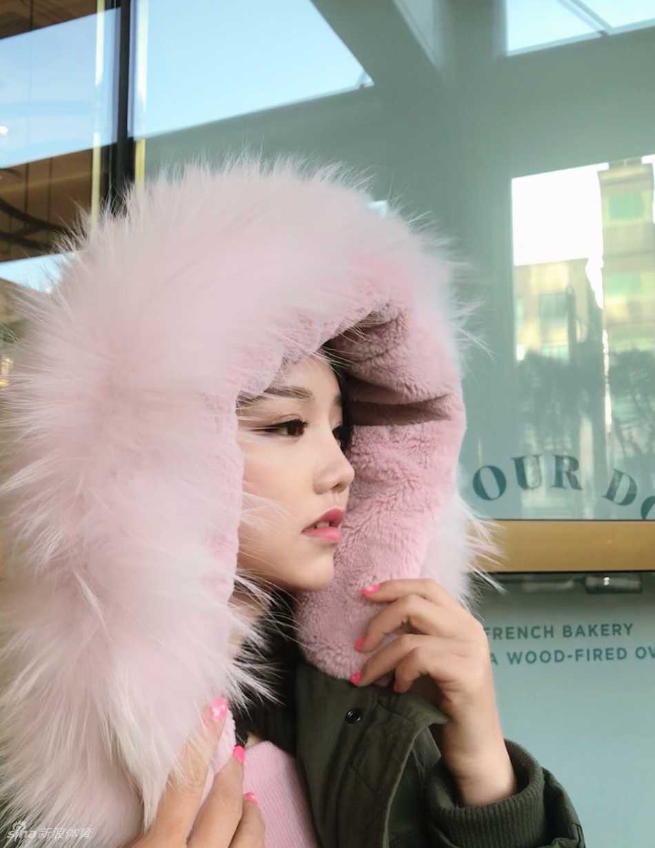 石昱婷探访首尔街头一家精致的面包坊，橱窗内暖光烘托出诱人糕点，她专注的神情里充满了对生活细节的好奇与欣赏。