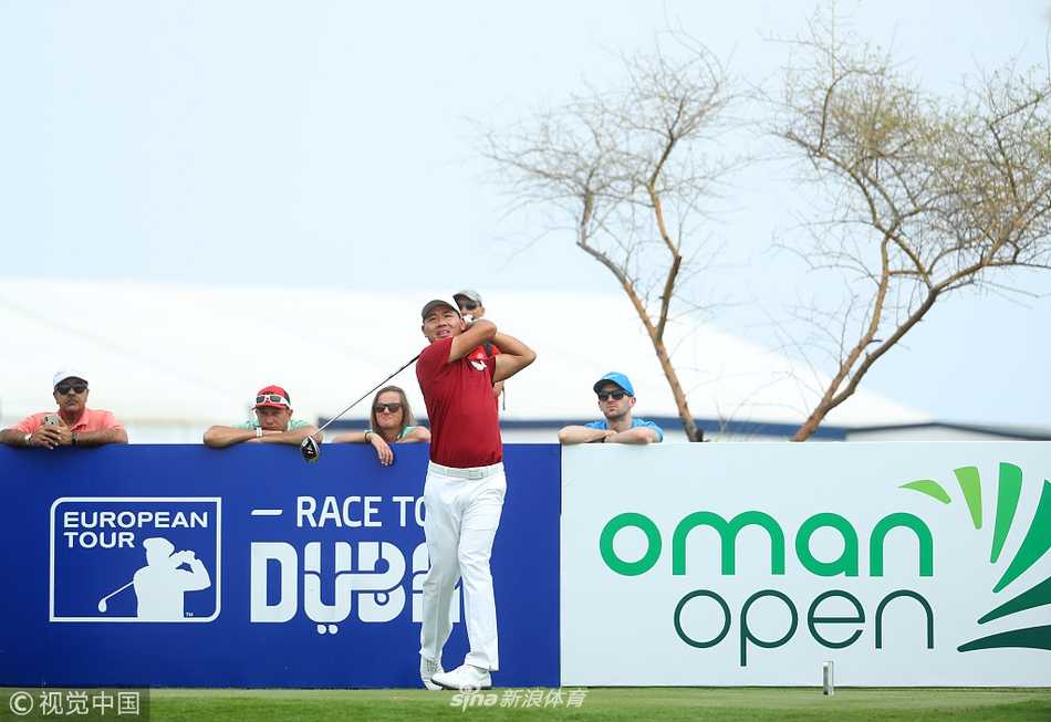 吴阿顺凝神注视困难球位，身后是阿曼特有的巨石与沙地，正在思考如何巧妙一击。