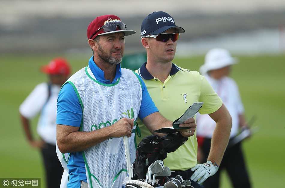 领先者库特-北山在球道上从容挥杆，动作流畅，目光坚定望向远方落点。