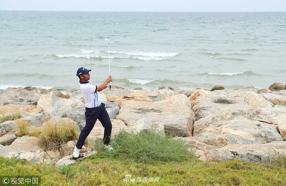 保罗-劳列在黄昏光线下专注推击，身影被拉长，尽显沙场老将的沉稳风范。