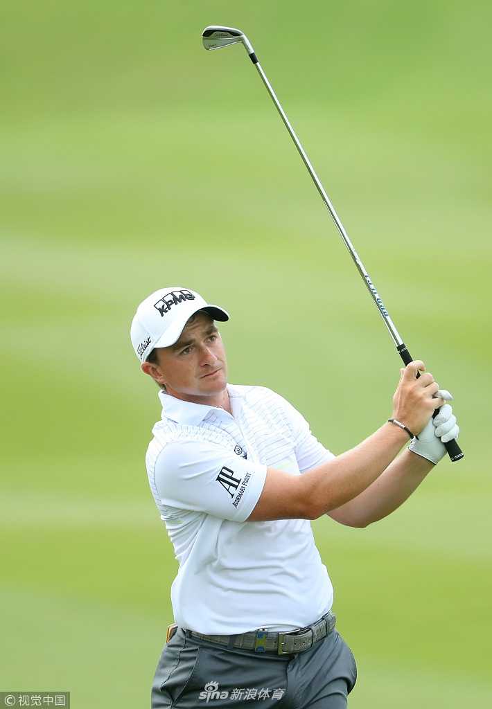 宫里优作完成优雅收杆，身影在夕阳下形成剪影，充满仪式感。