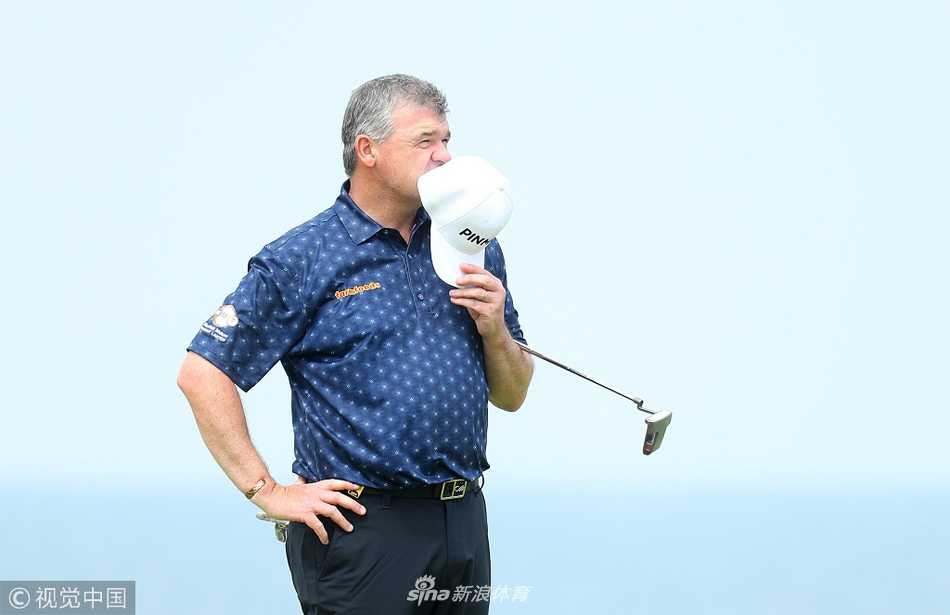 托马斯-皮特斯在复杂地形中观察线路，眉头微蹙，权衡最佳进攻方案。