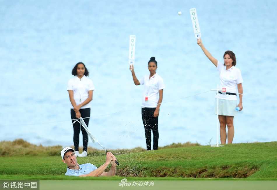 阿曼球场全景，碧海、白沙、赤岩与绿茵交织，宛如镶嵌在沙漠边缘的翡翠。